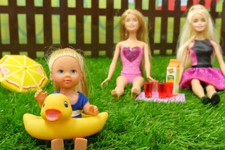 Barbie ve arkadaşları havuz keyfi yapıyorlar - Barbie oyunları! Kız oyuncakları!