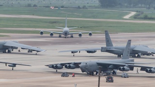 Tension Rises! U.S Air Force B-52 Bomber Emergency Takeoff in the South China Sea
