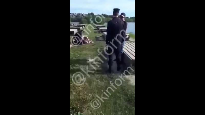 В Сургуте полицейский кинул девушку на землю и сдавил ей