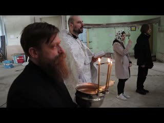 Освящение куличей и пасок в большом храме, ожидающем реставрации. Великая суббота,15 апреля 2023