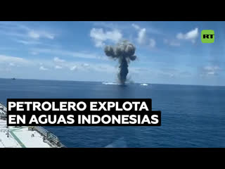 As fue la explosin de un petrolero en Indonesia captada desde otro barco
