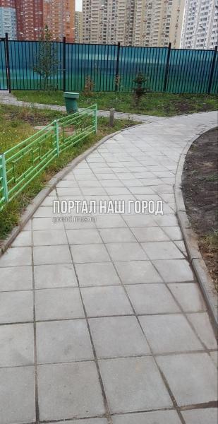 Дорожку из плитки во дворе на Недорубова привели в порядок коммунальщики Дорожку из плитки во дворе на Недорубова привели в порядок коммунальщики
