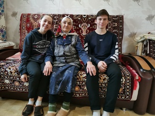 Движение забота. Сердце в ладошках. Сердце в руках. Спортивные люди. Дети помогают пожилым.