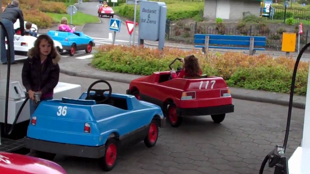 Oom agent in verkeerspark