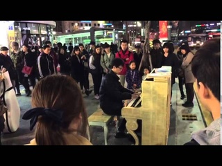 sinchon-seoul-korea street pianist