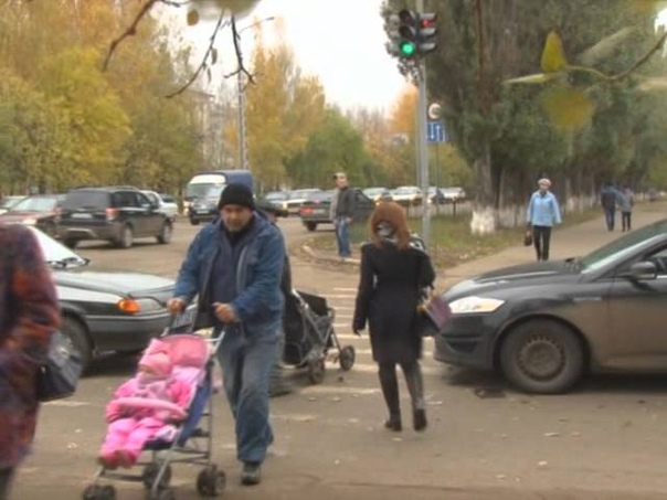 Пьяный, без штанов, зато за
