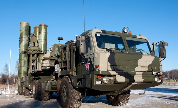 Пусковая установка ЗРК С-400 - полуприцеп, прицепленный к седельному тягачу БАЗ-64022