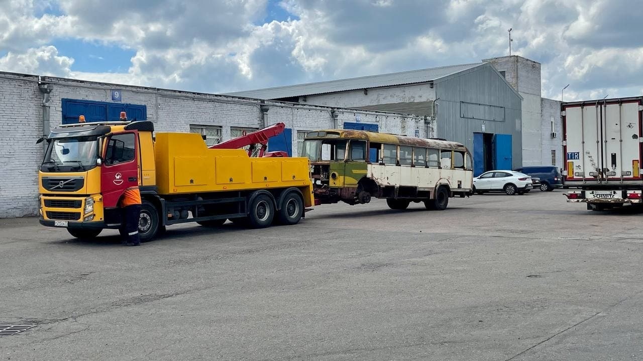 "ТРАМВАЙ-АЙФОН" ТОЖЕ ПОВЕЗУТ НА ОВОЩЕБАЗУ? Это картинка