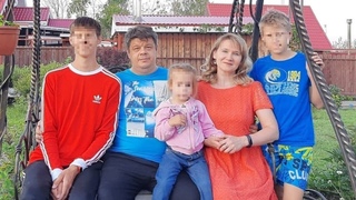 5 членов семьи раздавили два грузовика