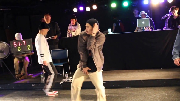 Bebboy Toprock finals. Bgirl Yasmin vs Masao vs Seno vs