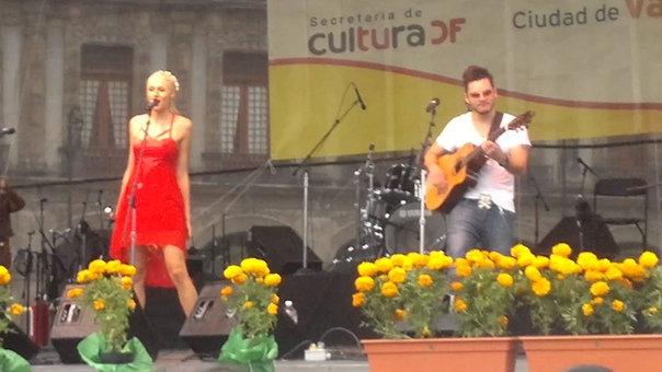 Jenny and the Mexicats en el Zocalo de la Ciudad de México Verde mas